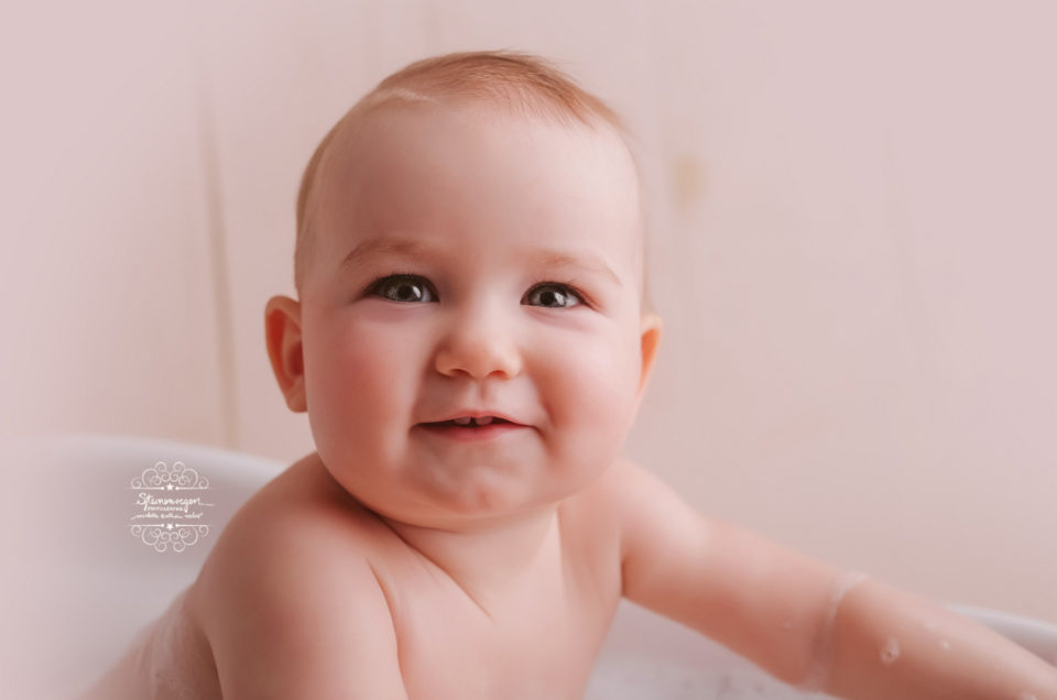 Splish-Splash! fröhliches Baby – Badewannenshooting mit einem Jahr